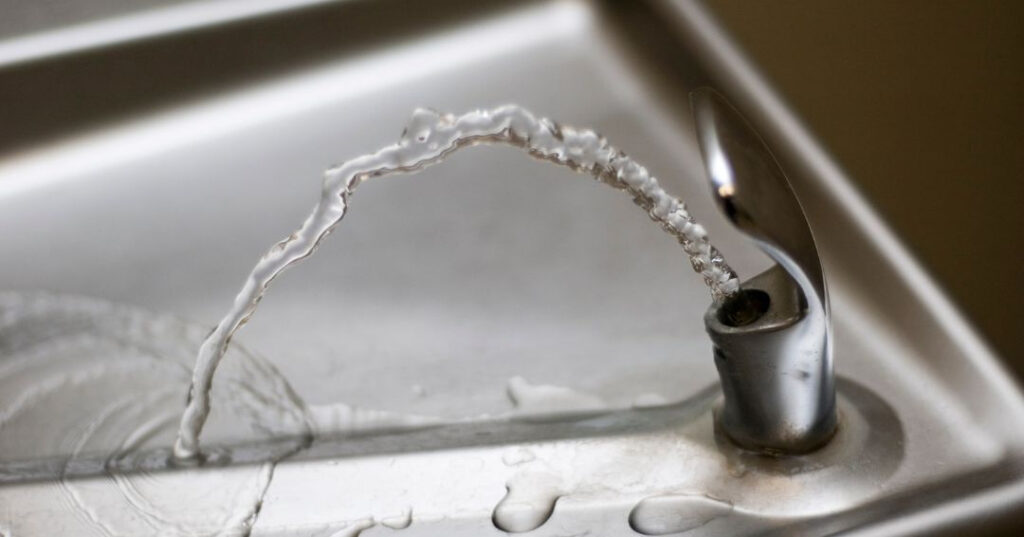 Conserto de Bebedouro em Volta Redonda | Assistência Perto de Mim vazamento de agua no bebedouro
